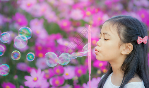 亚洲小女孩在宇宙花园外门肖像里图片