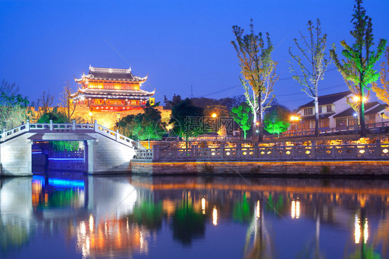 江苏省州市灯塔和运河图片