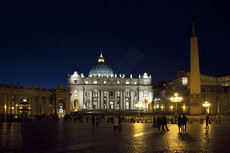 圣彼得斯广场和梵蒂冈夜间图片