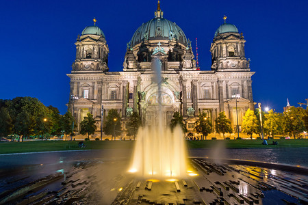 柏林大教堂和黎明时分的水龙卷喷泉图片