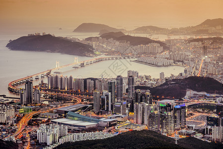 韩国釜山的天际线在晚上背景图片