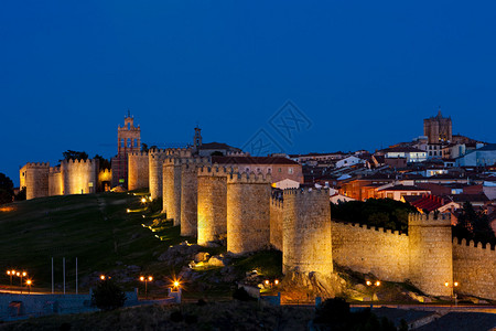 城墙夜景夜晚的阿维拉西班牙卡斯背景