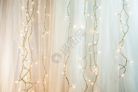 用灯光照亮圣诞树的薄纱窗帘图片