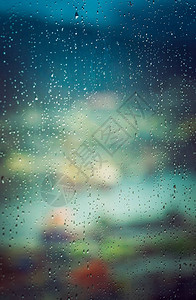 在雨天降下通过湿窗图片