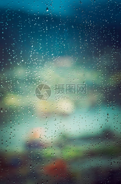 在雨天降下通过湿窗图片