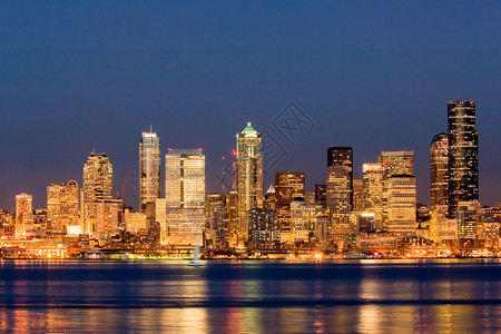 普吉特海湾对面的西雅图夜景图片素材