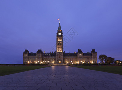 加拿大渥太华议会在日出时天亮黄昏和乌云图片