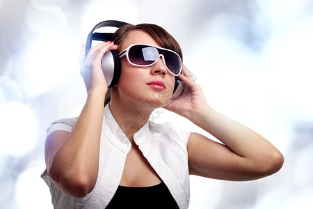 女孩监听孤立在背景图片