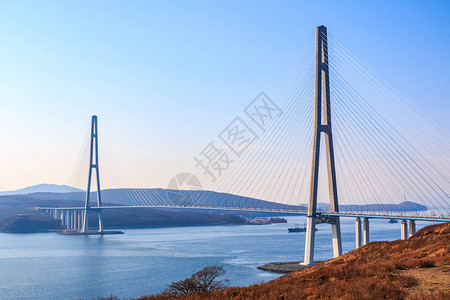 俄罗斯悬索桥从远东城市符拉迪沃斯托克大陆通过东博斯普鲁斯海峡连图片