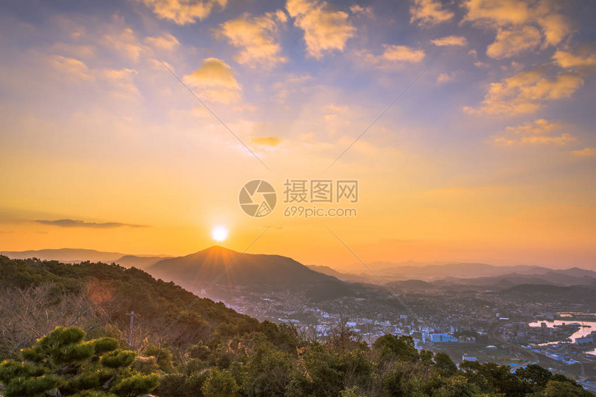 Sasebo长崎日本山和日出图片
