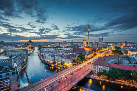 柏林天线的空中景象在德国黄昏的蓝色时段月光下飘图片