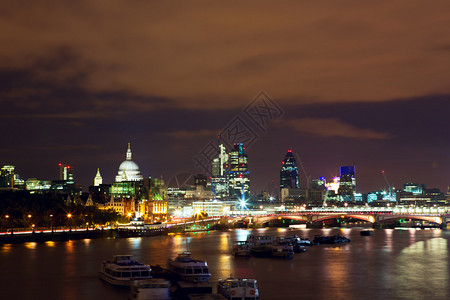 伦敦夜景泰晤士河圣保罗大图片