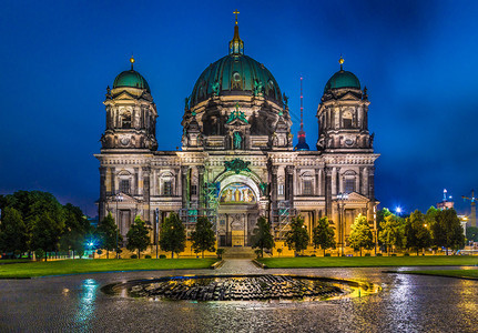 有著名电视塔的柏林大教堂在黄昏的蓝色小时在黄昏图片