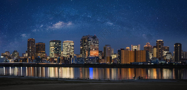 星空下的大阪市夜景建筑图片