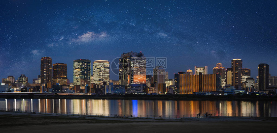 星空下的大阪市夜景建筑图片