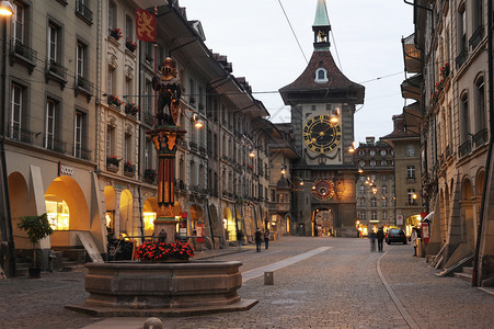 通往瑞士伯尔尼钟楼的小巷图片