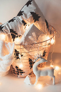 冬季假日圣诞节家庭装饰品白色礼品盒和用温暖的弦灯在篮子图片