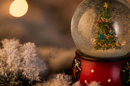 紧的雪球小雪球和圣诞树图片