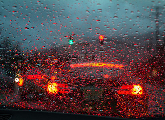 在大雨中通过前车窗查看图片