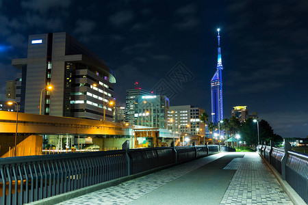 夜间日本福冈市容图片