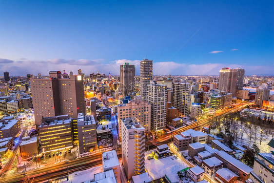 黄昏时分的日本札幌市中心城市景观图片