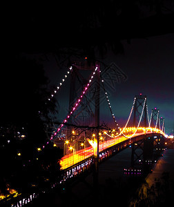 夜晚背景下的桥图片
