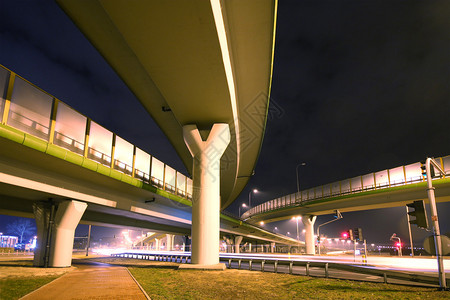 晚上在大城市的高速公路背景图片