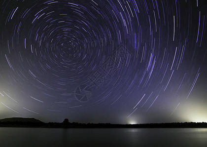 天空中有星轨迹在极星上旋转图片