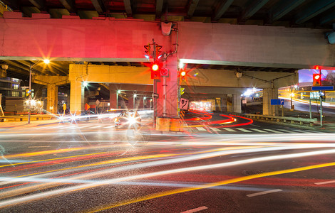 多伦夜间地下通道上的交通图片