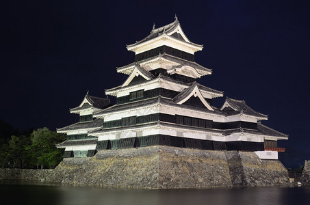 历史悠久的松本城堡是15世纪在日图片