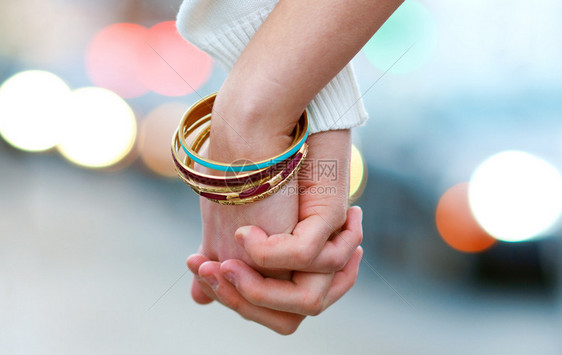 女人和男人的手握在一起图片