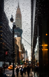 阴天晚上的克莱斯勒大厦夜间下雨时水滴灯光和汽车模糊的纽图片