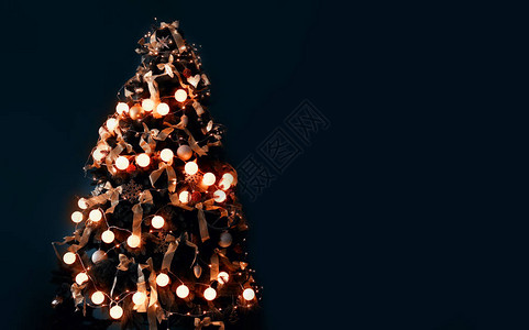 深色背景上装饰精美的圣诞树图片
