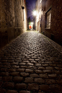 一条狭小的街道有带街道灯光图片
