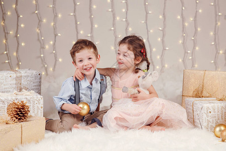 庆祝圣诞节或的白人儿童朋友兄弟姐妹的画像工作室里有寒假装饰的可爱图片