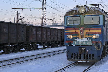 2011年1月5日电动机车于2011年1月5日冬季早上抵达斯拉维图片