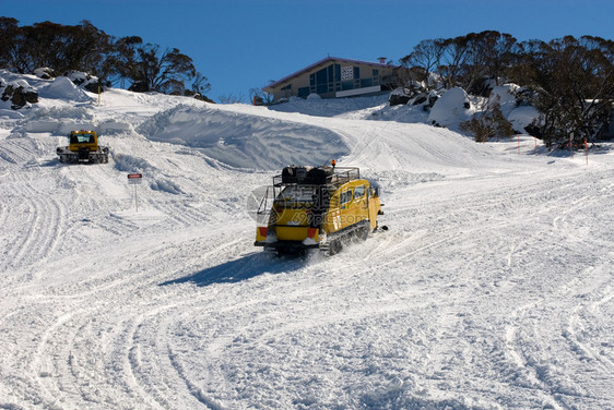 雪地修整机修整山坡图片