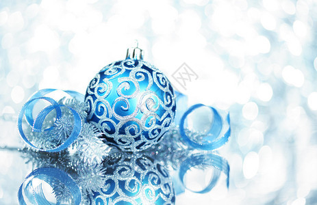 明亮的灯光蓝色圣诞装饰品图片