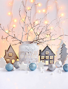 圣诞节由玩具屋灯光树枝和节日装饰品组成图片