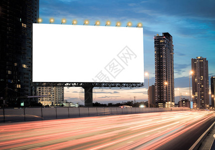黄昏时高速公路上的空白广告牌图片