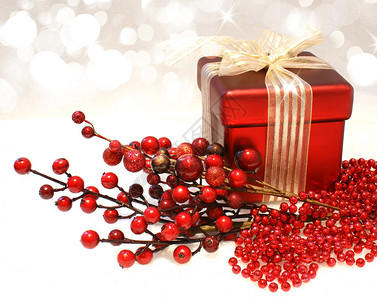 Chrustnas礼物背景与红色浆果和珠子图片