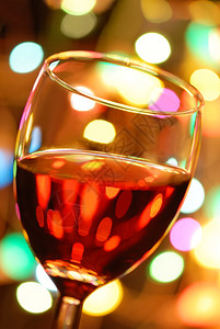 紧靠杯红酒与灯光背景背景图片