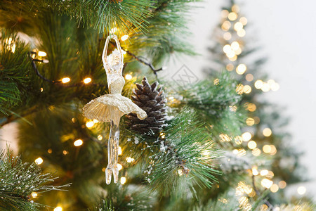 圣诞树节日背景圣诞魔法和美丽蓬松的枝图片