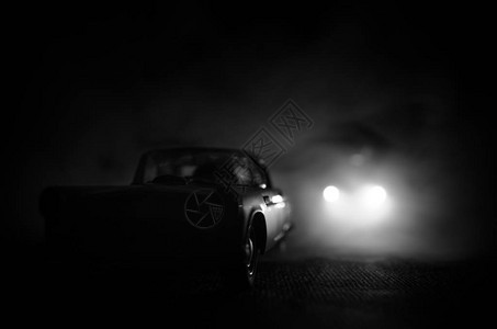 警车在晚上追逐一辆有雾背景的汽车图片