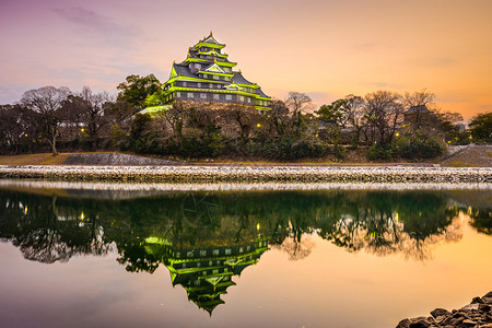 日本冈山朝日河上的冈山城图片