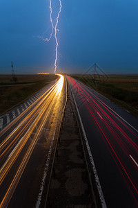 夜晚的雷暴和闪电在高速公路图片