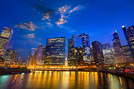 芝加哥河和摩天大楼在美国IL金融区图片