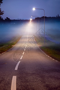 在雾的夜晚有街道灯光图片