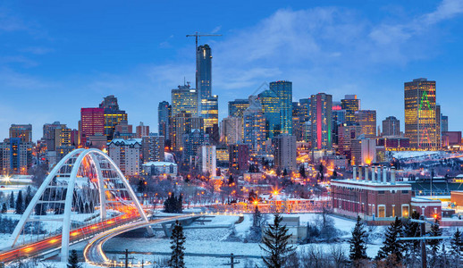 埃德蒙顿市中心的冬季天际线在后的蓝色时刻展示了沃尔特代尔大桥横跨冰冻白雪覆盖的萨斯喀彻温河和周围的摩天大楼埃德蒙顿是加拿大艾图片