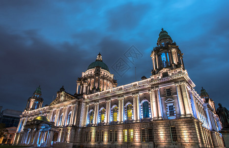 北爱尔兰贝尔法斯特市政厅在晚上图片
